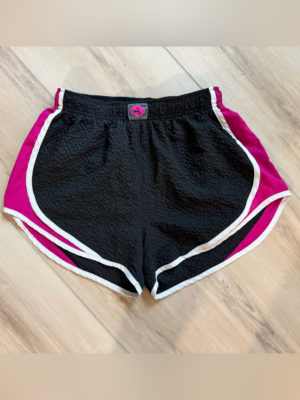 Nike Women's Icon Clash Textured Tempo Running Shorts. Size Medium.